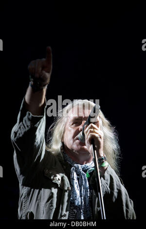 Biff Byford, singer of English hard-rock-band 'Saxon', performs during the 'Wacken Open Air' festival in Wacken, Germany, 02 August 2007. The exclusively metal music festival runs until 04 August. Over 70 heavy-metal bands ought to perform at the small town of 1,800 residents. Photo: Friso Gentsch Stock Photo