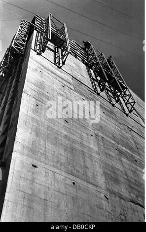 energy, water, worker on scaffold at the Limberg dam of the Kaprun power station, Austria, circa 1950, Additional-Rights-Clearences-Not Available
