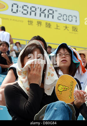 Spectators of the 11th IAAF World Championships in Athletics try to get some cooling at Nagai stadium of Osaka, Japan, 25 August 2007. Photo: Gero Breloer Stock Photo