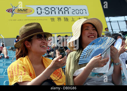 Spectators of the 11th IAAF World Championships in Athletics try to get some cooling at Nagai stadium of Osaka, Japan, 25 August 2007. Photo: Gero Breloer Stock Photo