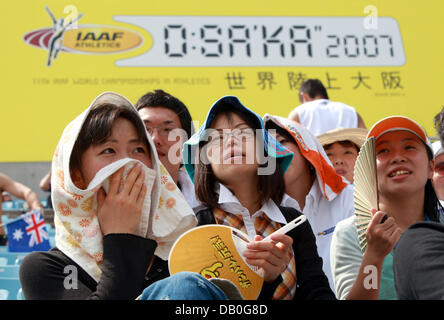 Spectators of the 11th IAAF World Championships in Athletics try to get some cooling at Nagai stadium of Osaka, Japan, 25 August 2007. Photo: Gero Breloer Stock Photo