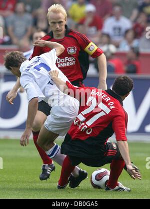 (R-L) Gonzalo Castro and Carsten Ramelow (both Leverkusen) clear the ball from Karlsruhe's Christian Timm during teh Bundesliga match Bayer 04 Leverkusen v Karlsruhe SC at BayArena stadium of Leverkusen, Germany, 25 August 2007. Photo: Achim Scheidemann (ATTENTION: BLOCKING PERIOD! The DFL permits further utilisation of the pictures in IPTV, mobile services and other new technologi Stock Photo