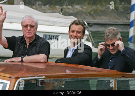 Actors Jude Law (C), Michael Caine (L) and director Kenneth Branagh smile on and wave from a boat during the 64th Venice Film Festival at Palazzo del Casino in Venice, Italy, 30 August 2007. Photo: Hubert Boesl Stock Photo