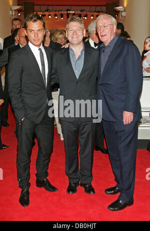 (L-R) British actor Jude Law, Northern Irish director Kenneth Branagh and British actor Michael Caine pose fopr the cameras as they arrive for the premiere of their film 'Sleuth' shown at the 64th Venice International Film Festival in Venice, Italy, 30 August 2007. Photo: Hubert Boesl Stock Photo