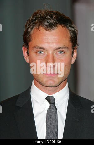 British actor Jude Law arrives for the premiere of his film 'Sleuth' shown at the 64th Venice International Film Festival in Venice, Italy, 30 August 2007. Photo: Hubert Boesl Stock Photo