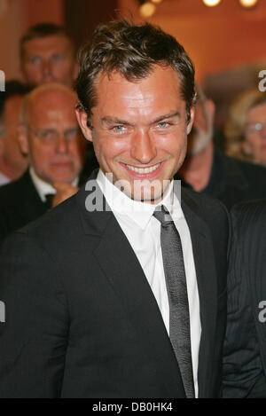 British actor Jude Law smiles for the cameras as he arrives for the premiere of his film 'Sleuth' shown at the 64th Venice International Film Festival in Venice, Italy, 30 August 2007. Photo: Hubert Boesl Stock Photo