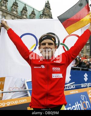 German Daniel Unger cheers winning the Hamburg Triathlon World Championships in Hamburg, Germany, 02 September 2007. Unger won the title in 1:43:18 and qualifies for the Beijing 2008 Olympic Games. Photo: Sebastian Widmann Stock Photo