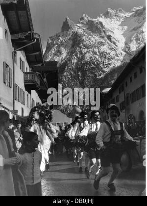festivities, carnival at Partenkirchen, 'shaking the bells' at Mittenwald, participants of the procession wearing wooden masks, Mittenwald, 1956, Additional-Rights-Clearences-Not Available Stock Photo