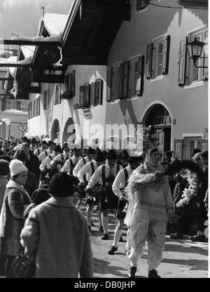 festivities, carnival at Partenkirchen, 'shaking the bells' at Mittenwald, participants of the procession wearing wooden masks, led by the lead dancer, Mittenwald, 1965, Additional-Rights-Clearences-Not Available Stock Photo