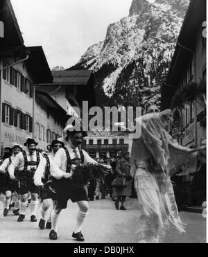 festivities, carnival at Partenkirchen, 'shaking the bells' at Mittenwald, participants of the procession wearing wooden masks, led by the lead dancer, Mittenwald, 1965, Additional-Rights-Clearences-Not Available Stock Photo