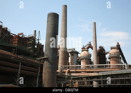 The photo shows furnaces and chimneys covered with rust on the factory compounds of former steelworks 'Voelklinger Huette' in Volekingen, Germany, 5 May 2007. In 1994 the steelworks were the first industrial monument in the world to be declared a UNESCO World Heritage. Photo: Heiko Wolfraum Stock Photo