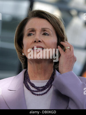 Speaker of the United States House of Representatives, Nancy Pelosi, poses on the Reichstag building in Berlin, Germany, 07 September 2007. Pelosi arrived at the German capital for a meeting of the G8-heads of parliament, which runs from 07 through 09 September. Photo: Rainer Jensen Stock Photo