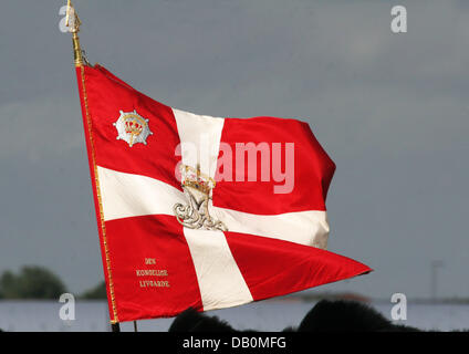 The flag of Queen Margrethe of Denmark's personal guards flaps in the wind as the queen waits for the Brazilian President Luiz Inacio Lula Da Silva to arrive at the airport of Copenhagen, Denmark, 12 September 2007. Lula da Silva pays a two-day official state visit to Denmark and met with Queen Margrethe of Denmark. Photo: Albert Nieboer NETHERLANDS OUT Stock Photo