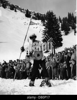 festivities, carnival, carnival on skis, costumed skier with mandolin on slope, Firstalm, Schliersee, 1957, Additional-Rights-Clearences-Not Available Stock Photo