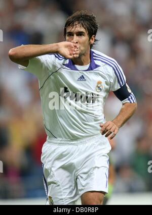 Real Madrid's captain Raul Gonzalez celebrates after scoring his team's first goal during the Champions League group C soccer match Real Madrid vs. Werder Bremen at the Santiago Bernabeu stadium in Madrid, Spain, 18 September 2007. Photo: MONDELO Stock Photo