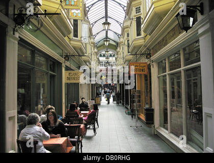 The picture shows cafes and shops in a shopping arcade in Cardiff, Wales, UK, 08 September 2007. Photo: Oliver Berg Stock Photo