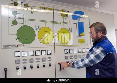 Staff member Walter Brandt of the sewage treatment plant of 'OEWA Wasser und Abwasser GmbH' checks the control centre in Wagenfeld, Germany, 12 September 2007. The sewage treatment plant works in different mechanic, biological and chemical stages. Photo: Friso Gentsch Stock Photo