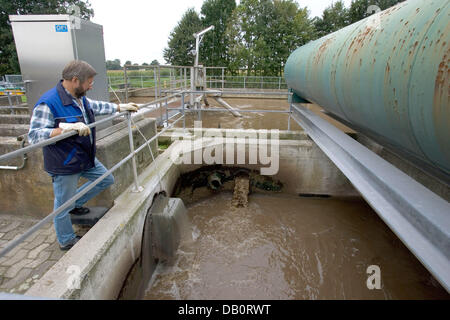Staff member Walter Brandt of the sewage treatment plant of 'OEWA Wasser und Abwasser GmbH' checks the collection tank in Wagenfeld, Germany, 12 September 2007. The sewage treatment plant works in different mechanic, biological and chemical stages. Photo: Friso Gentsch Stock Photo