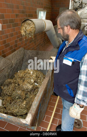 Staff member Walter Brandt of the sewage treatment plant of 'OEWA Wasser und Abwasser GmbH' checks the raking goods in Wagenfeld, Germany, 12 September 2007. The sewage treatment plant works in different mechanic, biological and chemical stages. Photo: Friso Gentsch Stock Photo