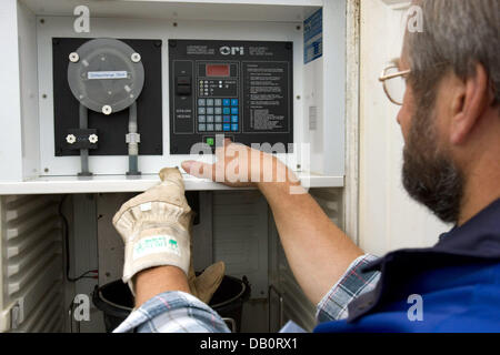 Staff member Walter Brandt of the sewage treatment plant of 'OEWA Wasser und Abwasser GmbH' checks the control unit in Wagenfeld, Germany, 12 September 2007. The sewage treatment plant works in different mechanic, biological and chemical stages. Photo: Friso Gentsch Stock Photo