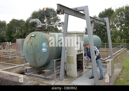 Staff member Walter Brandt of the sewage treatment plant of 'OEWA Wasser und Abwasser GmbH' checks the control unit in Wagenfeld, Germany, 12 September 2007. The sewage treatment plant works in different mechanic, biological and chemical stages. Photo: Friso Gentsch Stock Photo
