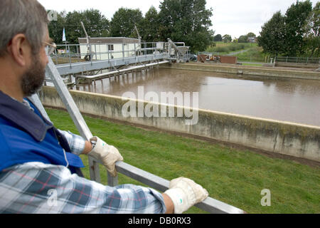 Staff member Walter Brandt of the sewage treatment plant of 'OEWA Wasser und Abwasser GmbH' checks the final clarifier in Wagenfeld, Germany, 12 September 2007. The sewage treatment plant works in different mechanic, biological and chemical stages. Photo: Friso Gentsch Stock Photo