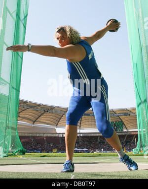 Franka Dietzsch of Germany spins to throw the discus at the IAAF World Athletics Final in Stuttgart, Germany, 23 September 2007. Dietzsch won the discus competition with 62.58 metres. Photo: Bernd Weissbrod Stock Photo