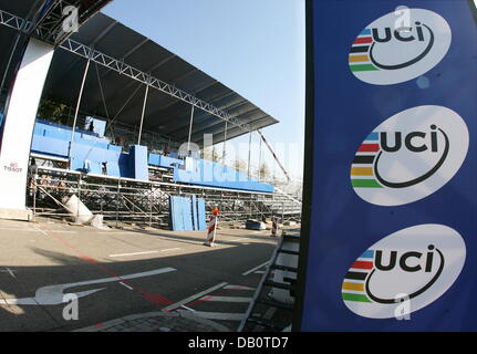 Workers set up the grandstand at the finish line during the preparations for the UCI Road World Championships in Stuttgart, Germany, 24 September 2007. During the Road World Championships taking place from 26 to 30 September 2007 cyclists from all over the world will compete for the championship title. Photo: Bernd Weissbro Stock Photo