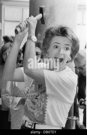 Thurn und Taxis, Gloria Princess of, * 23.2.1960, German businesswoman, half length, with hammer, 1990s, Stock Photo