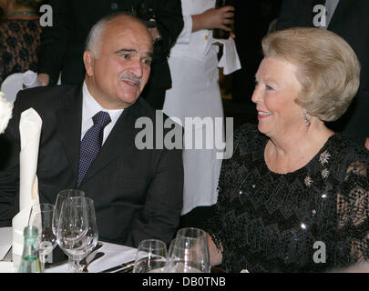 Queen Beatrix of the Netherlands (R) and Prince Hassan of Jordan (L) talk during the international gala evening introducing the Centre for European Studies in Berlin, Germany, 24 September 2007. The German Foreign Office invited numerous celebrities to the event that hosted Queen Beatrix as Guest of Honour. Photo: Jens Kalaene Stock Photo