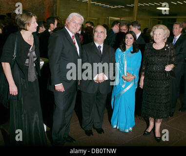 Queen Beatrix of the Netherlands (R), Prince Hassan of Jordan (3-R), Princess Sarvath of Jordan (2-R), German Foreign Minister Frank-Walter Steinmeier (2-L) and his wife Elke Buedenbender (L) attend the international gala evening introducing the Centre for European Studies in Berlin, Germany, 24 September 2007. The German Foreign Office invited numerous celebrities to the event tha Stock Photo