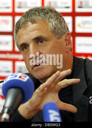 Slovenian coach Bojan Prasnikar is introduced as new head coach for Bundesliga club FC Energie Cottbus in Cottbus, Germany, 28 September 2007. Prasnikar served as national head coach for his country three times and takes the hot-seat in Cottbus the club's board evacuated by chucking out Petrik Sander. Photo: Bernd Settnik Stock Photo