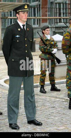 Prince Amedeo of Belgium, eldest son of Princess Astrid of Belgium and Prince Lorenz of Belgium, stands halt during his swearing-in ceremony in Brussels, Belgium, 27 September 2007. Prince Amedeo was sworn in to be Belgium's Army reserve officer. Photo: Albert Niboer (NETHERLANDS OUT) Stock Photo