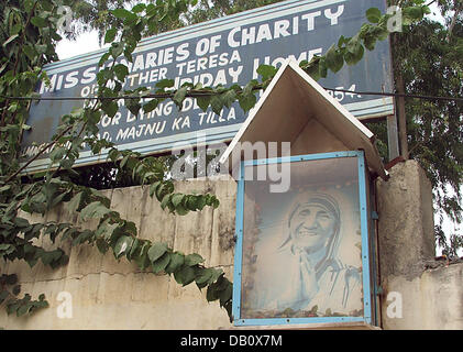 The picture shows an statue of founding mother Mother Teresa and the entrance sign of the Nirmal Hriday Home for Dying Desolates run by the 'Missionaries of Charity' in New Delhi, India, 30 August 2007. The 'Angel of the Poor' established the order of the 'Missionaries of Charity' and founded the first home for dying desolates in Kalkutta in 1952. Today there are more than 5000 'Mi Stock Photo