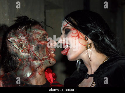 Singer Marc Terenzi (L) and his wife and singer Sarah Connor, both in gory costumes, kiss each other at the adventure park 'Europark' in Rust, Germany, 02 October 2007. The horror show 'Terenzi Horror Nights' runs until 04 November 2007 at the park. Photo: Patrick Seeger Stock Photo