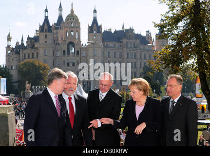 (L-R) The President of the German Bundesrat Harald Ringstorff, the President of the German Bundestag Norbert Lammert, the German President Horst Koehler, German Chancellor Angela Merkel and the President of the Federal Constitutional Court Hans-Juergen Papier pose for a group photo at the Palace in Schwerin, Germany, 03 October 2007. The representatives of the five constitutional b Stock Photo