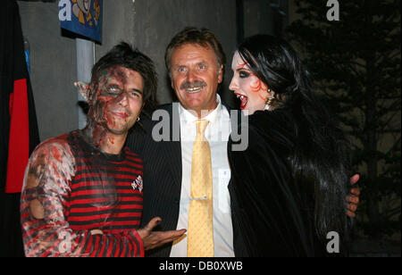 Singer Marc Terenzi (L), his wife and singer Sarah Connor, both in gory costumes, are pictured with the CEO of the Europa-Park Roland Mack (C) at the adventure park 'Europa-Park' in Rust, Germany, 02 October 2007. The horror show 'Terenzi Horror Nights' runs until 04 November 2007 at the park. Photo: Patrick Seeger Stock Photo