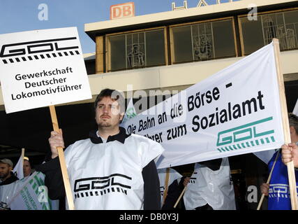 Members of the German trade-union present in train companies (GDL) gather with posters in front of the main train station in Dortmund, Germany, 05 October 2007. Trains run less frequent according to a substitute time table since early this morning due to the engine drivers' strike. A spokesperson of the German railways company 'Deutsche Bahn' (DB) assured customers in Berlin that I Stock Photo