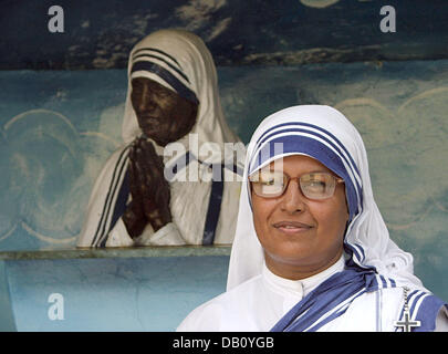 The director of the Nirmal Hriday Home for Dying Desolates Sister Jino is pictured in front of a statue of the founding  mother Mother Teresa in New Delhi, India, 30 August 2007. The 'Angel of the Poor' established the order of the 'Missionaries of Charity' and founded the first Home for Dying Desolates in Kalkutta in 1952. Today there are more than 5000 'Missionaries of Charity. M Stock Photo