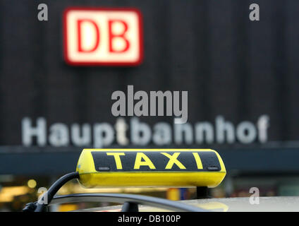 A cab waits for customers in front of the main train station in Duisburg, Germany, 12 October 2007. The German railway engine drivers union GDL ('Gewerkschaft der Lokomotivfuehrer') has called its members to go on strike. Photo: Roland Weihrauch Stock Photo