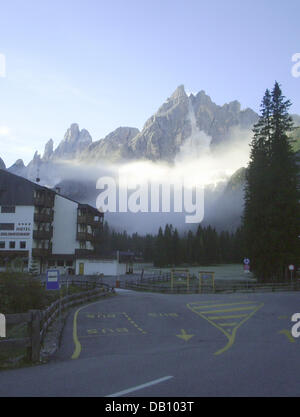 An enormous stone avalanche goes down in the Dolomite Alps near Sexten, Italy, 12 October 2007. According to the authorities no body was harmed. Some 60,000 cubic metres of rocks came down from 2,600 metres high Einser peak. Experts say avalanches of the like are not uncommon in the region. Photo: Christian Grassel Stock Photo