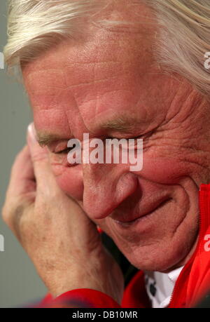 The head coach of the Czech national soccer team, Karel Brueckner, laughs during a press conference in Munich, Germany, 16 October 2007. The Czech team faces Germany in an Euro2008 qualifying match on 17 October in Munich. Photo: Peter Kneffel Stock Photo