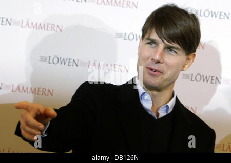 US-American actor Tom Cruise poses during the photocall of the film ?Lions for Lambs? in Berlin, Germany, 25 October 2007. The political drama deals with the media and the deployment of American troops in Afghanistan. Photo: Johannes Eisele Stock Photo