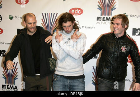 (L-R) Florian Weber, Ruediger Linhof and Peter Brugger of German rock band Sportfreunde Stiller pose as they arrive on the red carpet for the 2007 MTV Europe Music Awards in Munich, Germany, 01 November 2007. Photo: Hubert Boesl Stock Photo