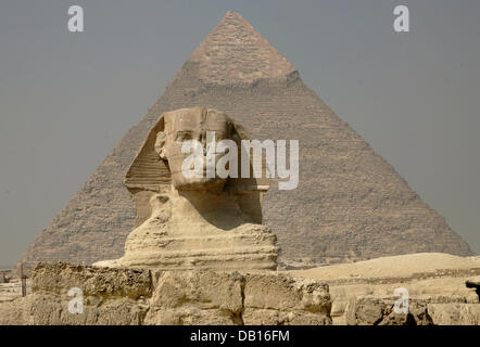The picture shows the Khafre's Pyramid and the Great Sphinx in Giza, Egypt, 4 October 2007. The Khafre's Pyramid was built arround 2550 before Christ and is the second biggest pyramid in the world. Photo: Felix Heyder Stock Photo