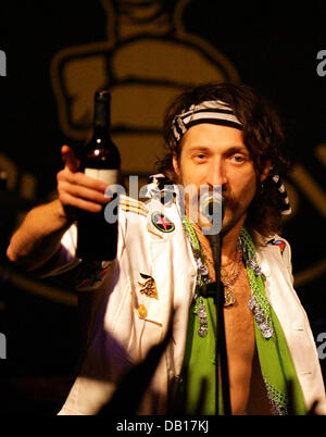 Eugene Hutz, singer of the 'Gipsy Punk' band 'Gogol Bordello' performs at the band's tour start in a disco in Frankfurt Main, Germany, 12 November 2007. Photo: Uwe Anspach Stock Photo