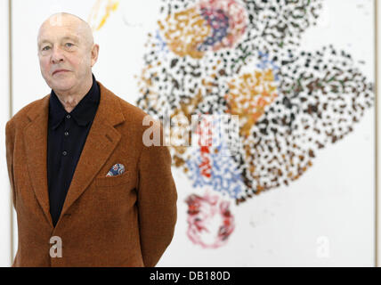 German artist Georg Baselitz stands in front of his painting 'Lenin on the Tribune' (1999) at 'Deichtorhallen' exhibition halls in Hamburg, Germnay, 15 November 2007. 'Deichtorhallen' presents Baselitz' comprehensive 'Russenbilder' ('Russian Paintings') series from 16 November 2007 to 03 February 2008. Photo: SEBASTIAN WIDMANN Stock Photo