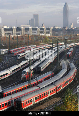 Trains of state firm 'Deutsche Bahn' await their next task at a holding sidings in Frankfurt Main, Germany, 16 November 2007. The strike of the German engine drivers union GDL currently hits goods and passenger traffic simultaneously. GDL is seeking a 31 per cent pay rise for its members and a labour contract of their own. Photo: BORIS ROESSLER Stock Photo