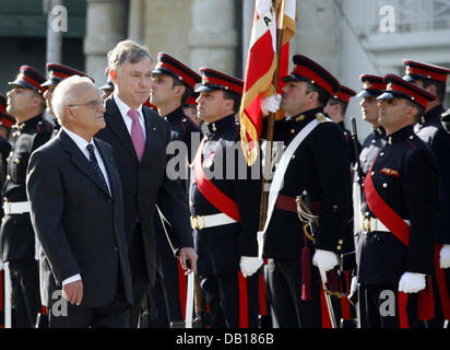 German President Horst Koehler and the President of Malta Edward Fenech Adami (L) walk past a Maltese guard of honour in Valetta, Malta, 16 November 2007. Koehler visits Malta for two days. With his visit he wants to recognise the country's effort to become a member of the EU in 2004 and to adopt the Euro in 2008. Photo: WOLFGANG KUMM Stock Photo