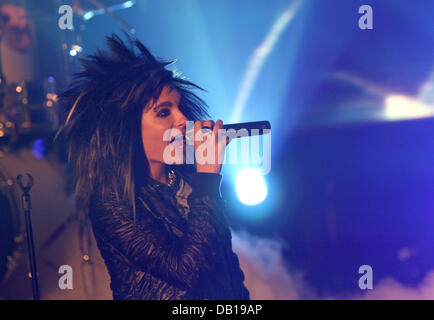 Singer of German pop rock band 'Tokio Hotel', Bill Kaulitz, performs during the recording of television series 'Unsere Besten - Musikstars aller Zeiten' (literally: Our Best - Musicians of all time) for German television channel 'ZDF' in Berlin, Germany, 22 November 2007. Photo: Rainer Jensen Stock Photo